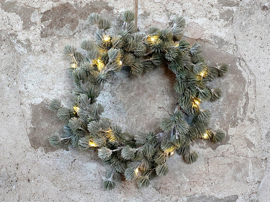 Melegfehér fényű LED-el felszerelt, mű cédrus fenyő koszorú.