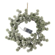 Melegfehér fényű LED-el felszerelt, mű cédrus fenyő koszorú.