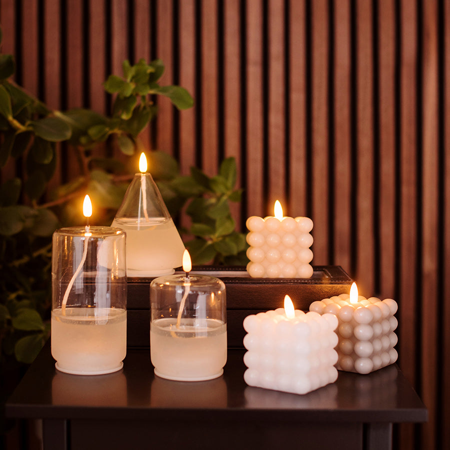 Áttetsző kúp formájú, üvegből készült, textilkanócos LED olajlámpa.