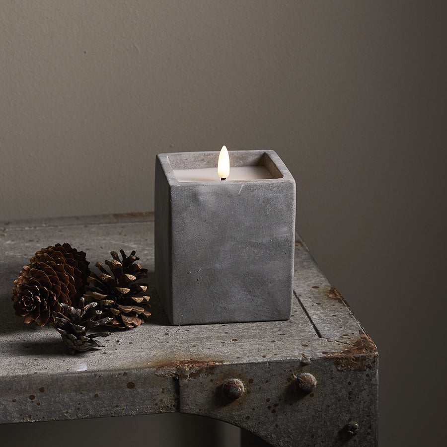 Szürke cement tégelyben kialakított LED gyertya.