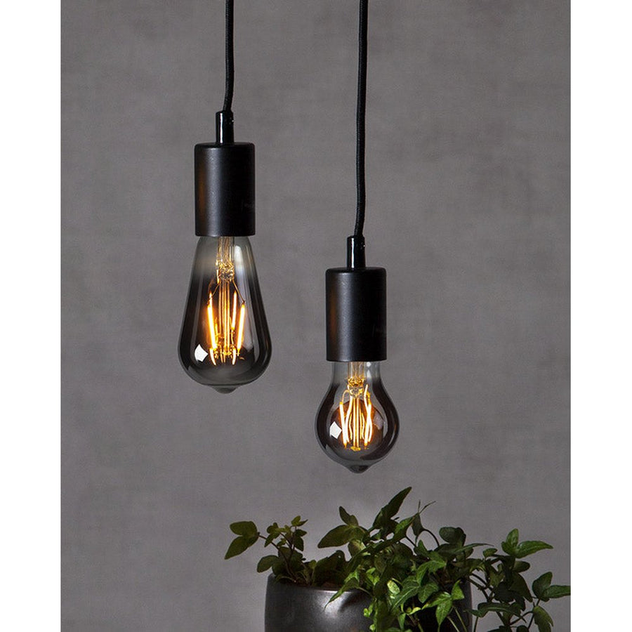 Füstszínű üvegből kialakított, dekorációs LED vintage izzó.