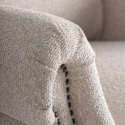 Krémszínű kárpit és szegecselt részlet közelről