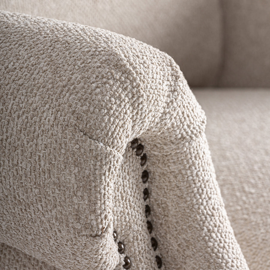 Krémszínű kárpit és szegecselt részlet közelről