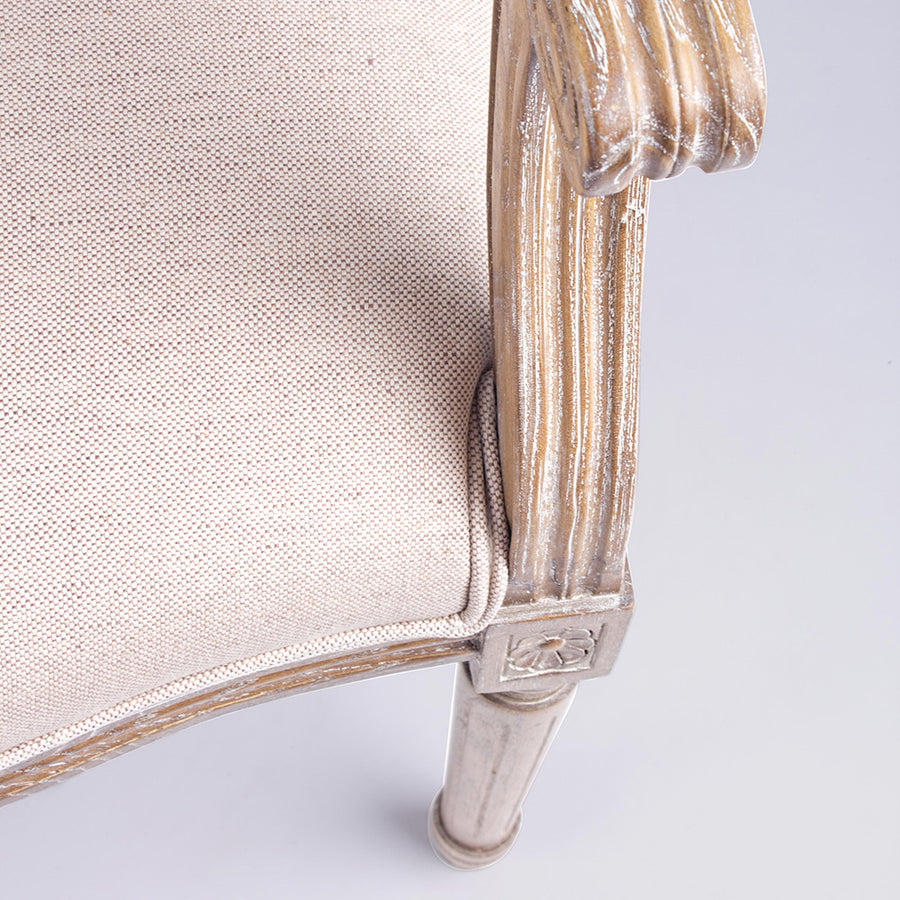 Bézs színű pamutvászonnal kárpitozott ülőfelülettel és szalma betétes háttámlával kialakított karosszék.