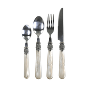 Négydarabos, antik pezsgő színű, akril nyéllel rendelkező, vintage stílusú evőeszközkészlet.