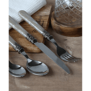 Négydarabos, antik pezsgő színű, akril nyéllel rendelkező, vintage stílusú evőeszközkészlet.