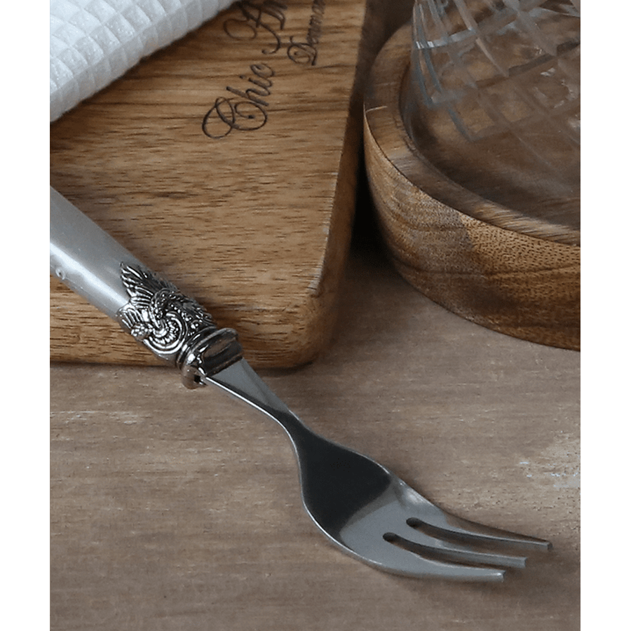 Antik pezsgőszínű, akril nyéllel rendelkező, vintage stílusú desszertes villa.