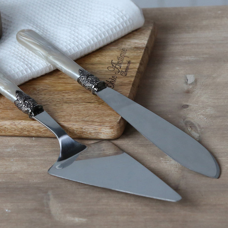 Antik pezsgőszínű, akril nyéllel rendelkező, vintage stílusú tortalapát és kés szett .