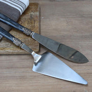 Antik szén színű, akril nyéllel rendelkező, vintage stílusú tortalapát és kés szett.