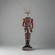 Plüssmackót tartó karácsonyi szarvas figura.