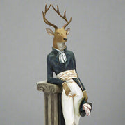 Oszlopnak támaszkodó, szarvas figura.