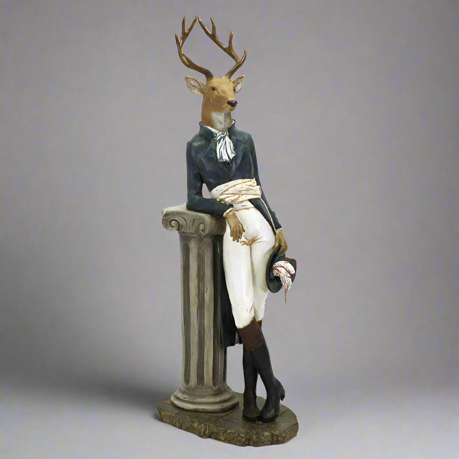 Oszlopnak támaszkodó, szarvas figura.