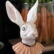 Lord nyuszi figura közeli képe.