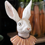 Lord nyuszi figura közeli képe.