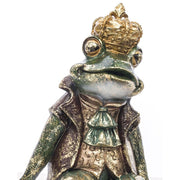 Ülő békakirályfi figura.