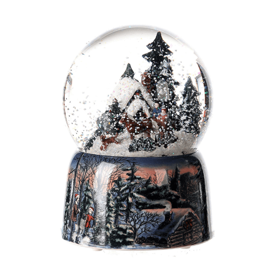 Karácsonyi zenélő-forgó hógömb, téli tájban suhanó lovas szánnal.