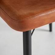 Közelkép a szék ülőfelületének varrásáról és textúrájáról.