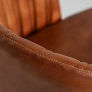 Közelkép a szék karfájának varrásairól.