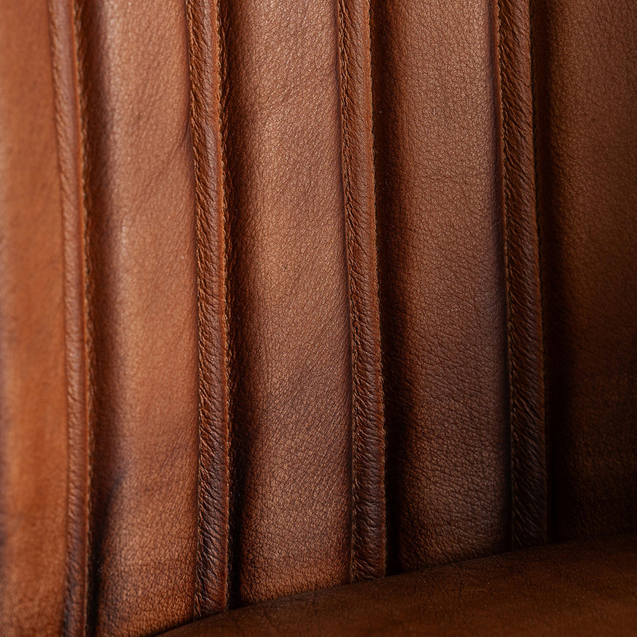 Részlet a háttámla függőleges csatornavarrásairól.