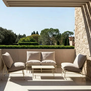 Modern bézs kültéri ülőgarnitúra napos teraszon, acélvázas kialakítás és kényelmes párnázás.