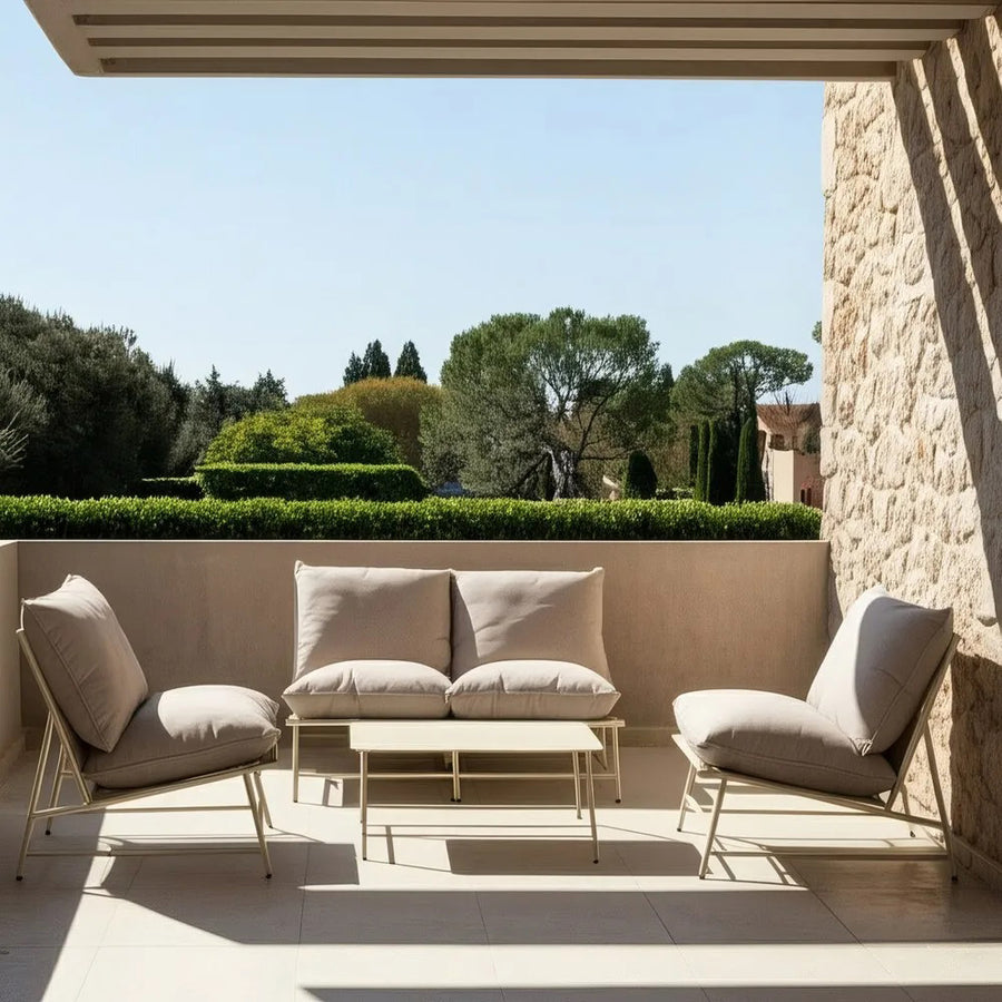 Modern bézs kültéri ülőgarnitúra napos teraszon, acélvázas kialakítás és kényelmes párnázás.