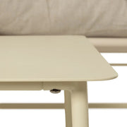 Minimalista dohányzóasztal bézs fém lappal, Lusso Beige garnitúrához tartozik.