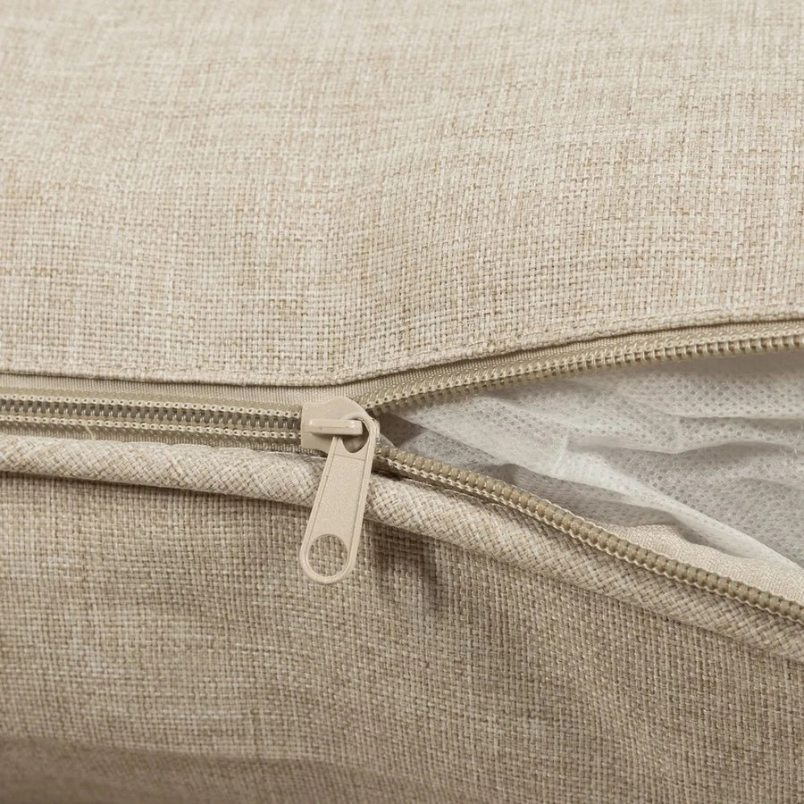 Levehető párnahuzat cipzárral a Lusso Beige kültéri ülőgarnitúra párnáján.