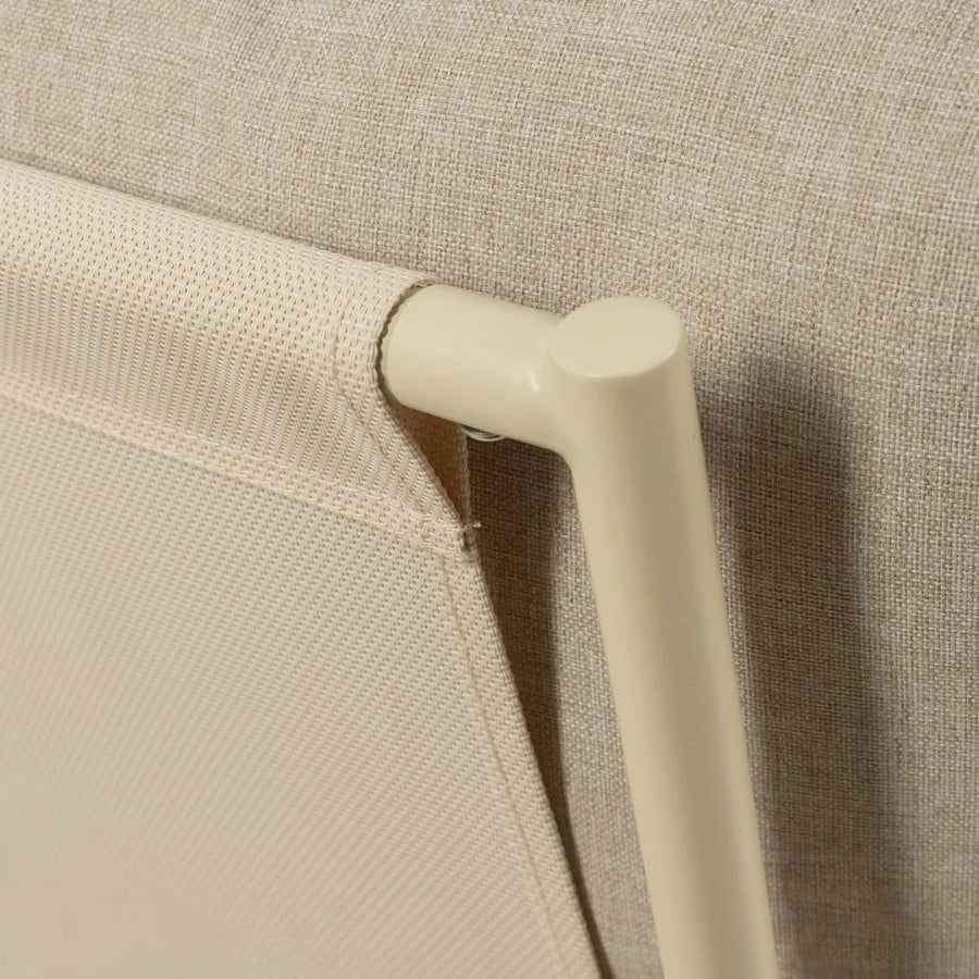 Lusso Beige kerti fotel acélvázas szerkezete és textil háttámlája közelről, bézs színárnyalatban.