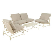 Lusso Beige bézs acél kerti ülőgarnitúra beltéri elrendezésben, kétszemélyes kanapéval, két fotellel és dohányzóasztallal.