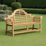 Angol stílusú díszes teakfa kerti pad angol kertben.