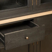 Amerikai tölgyfából készült, fekete színű, nagy vitrines szekrény.