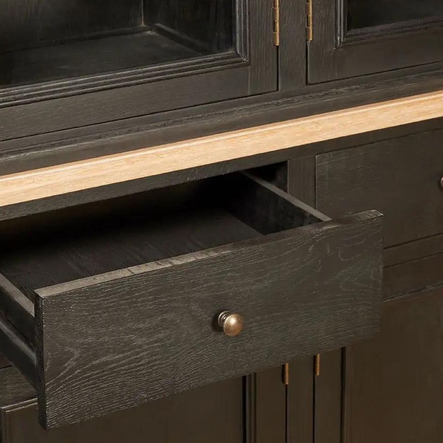 Amerikai tölgyfából készült, fekete színű, nagy vitrines szekrény.