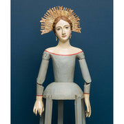 Mozgatható, pozícionálható karokkal kialakított gyertyatartós Madonna figura.