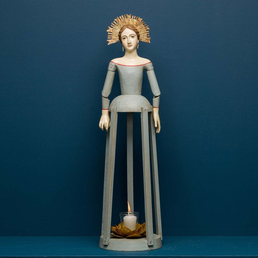 Mozgatható, pozícionálható karokkal kialakított gyertyatartós Madonna figura.