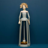 Mozgatható, pozícionálható karokkal kialakított gyertyatartós Madonna figura.
