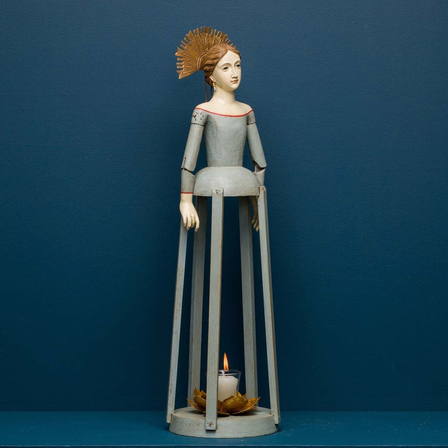 Mozgatható, pozícionálható karokkal kialakított gyertyatartós Madonna figura.