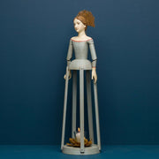 Mozgatható, pozícionálható karokkal kialakított gyertyatartós Madonna figura.