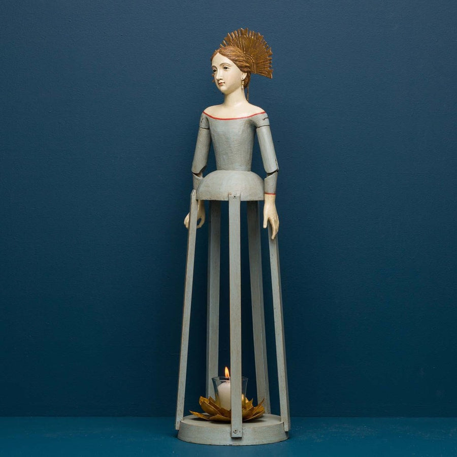 Mozgatható, pozícionálható karokkal kialakított gyertyatartós Madonna figura.