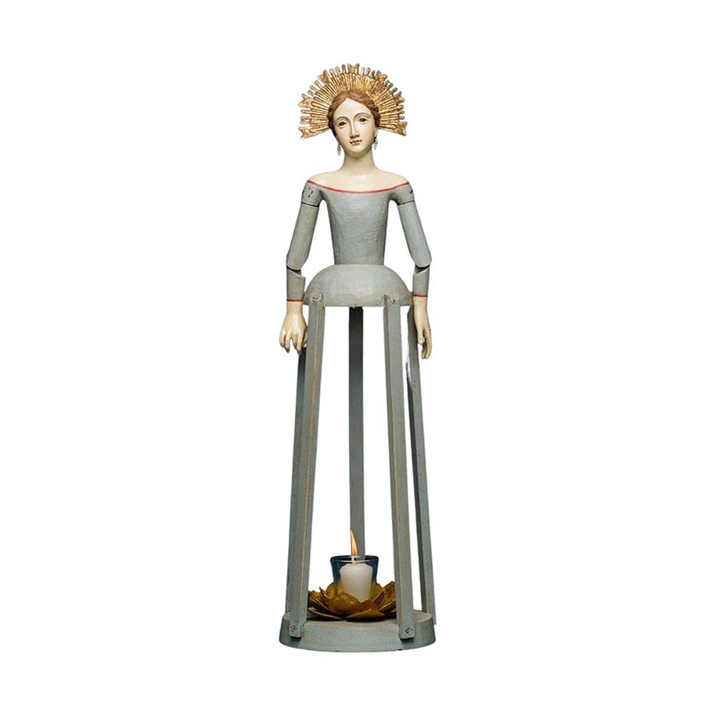 Mozgatható, pozícionálható karokkal kialakított gyertyatartós Madonna figura.