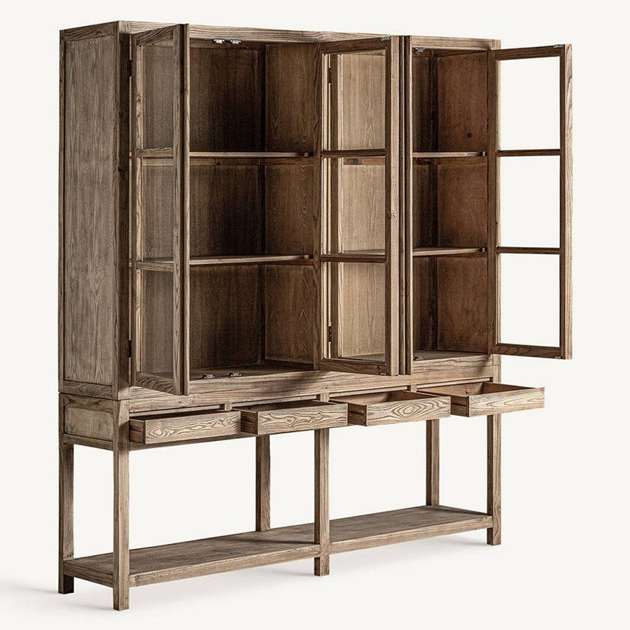 Nyitott állapotban: Masein natúr szilfa vitrines szekrény nyitott ajtókkal és fiókokkal, belső polcos elrendezéssel.