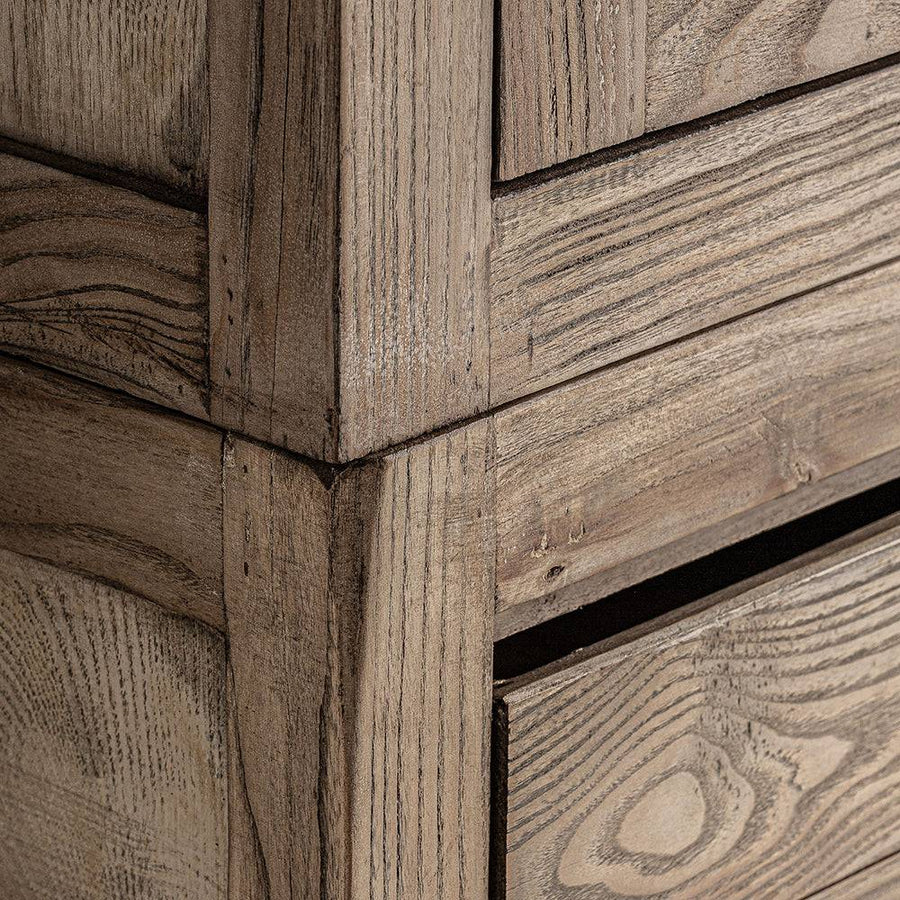 Fa részlet: Natúr szilfa anyag textúrája és illesztése a Masein szekrényen.