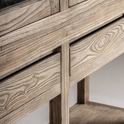 Fiókrészlet: Masein vitrines szekrény szilfa fiókok és faerezet közelről.