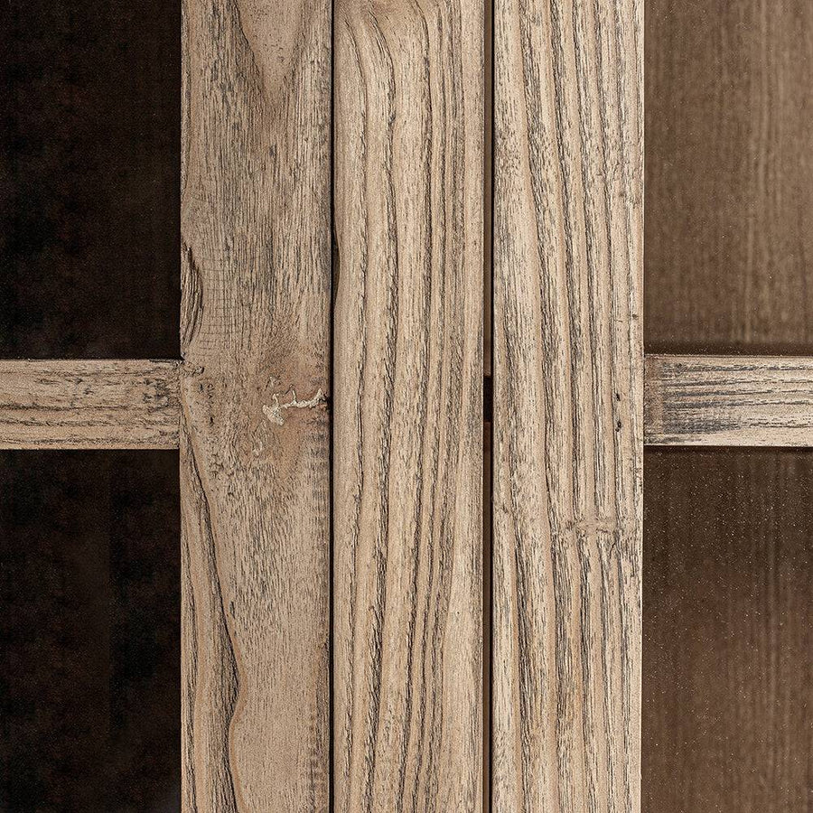 Ajtórészlet: Masein natúr szilfa vitrines szekrény üvegajtóinak fa kerete közelről.