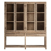 Elölnézet: Masein natúr szilfa vitrines szekrény, 4 üvegajtóval és 4 fiókkal, 225 cm magas.