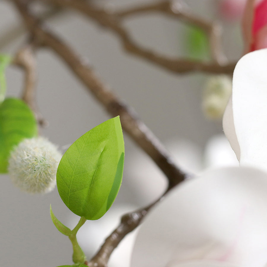 Mesterséges fehér magnólia virág közelkép finom textúrával