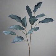 Royal kék színű, mű magnólia ág.