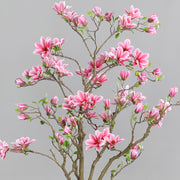 Mesterséges magnóliafa virágzó ágai részletgazdag kidolgozással