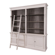 Maison könyvszekrény fehér kivitelben, kontrasztos szürke polcháttal és fekete létrasínnel.