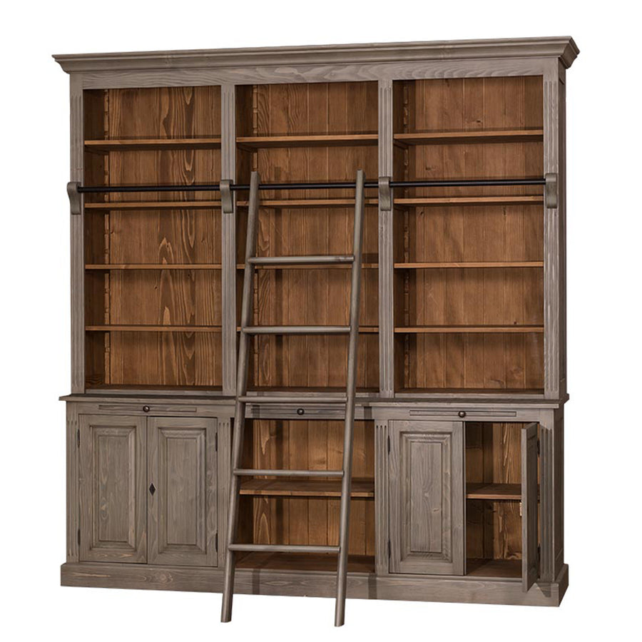 Azonos szekrény nyitott ajtókkal – zárt tárolórészek belső elrendezése látható.