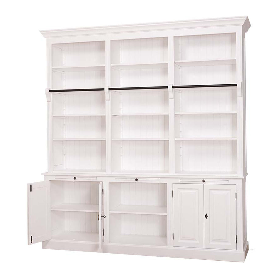 Fehér könyvszekrény nyitott alsó ajtókkal – tágas, polcos belső részlet.